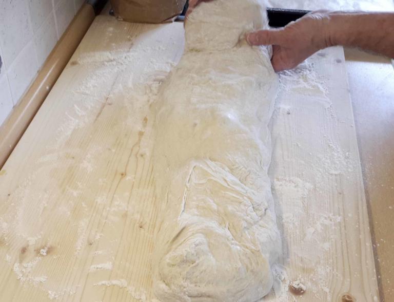 Dinkelbrötchen backen im Holzbackofen