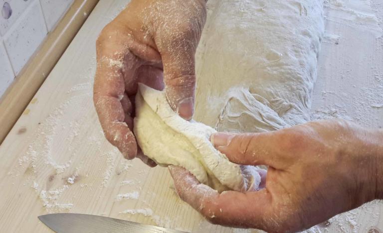 Dinkelbrötchen backen im Holzbackofen