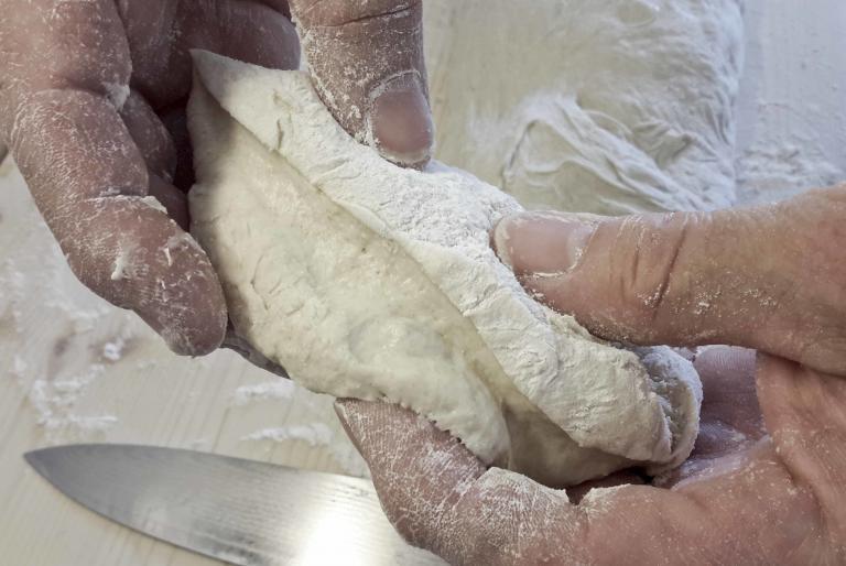 Dinkelbrötchen backen im Holzbackofen