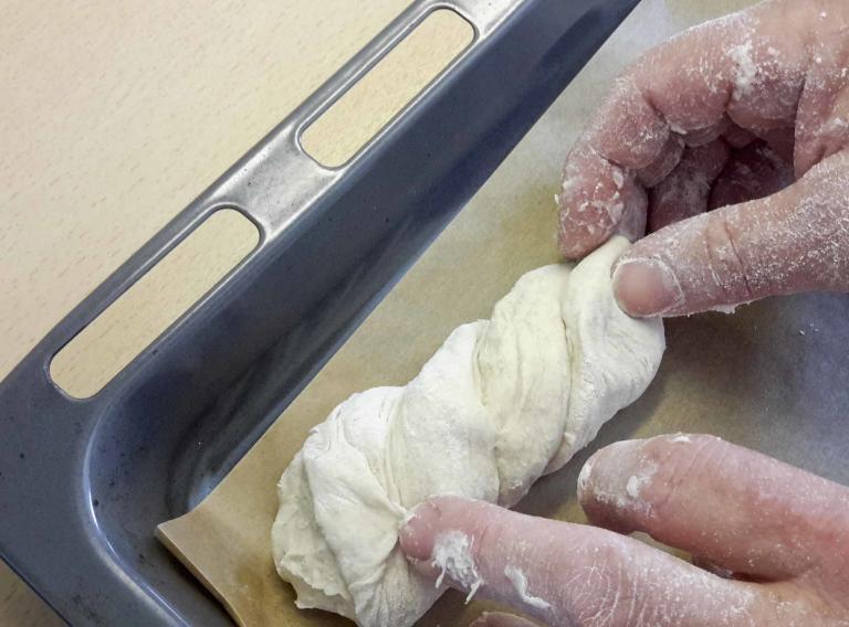 Dinkelbrötchen backen im Holzbackofen