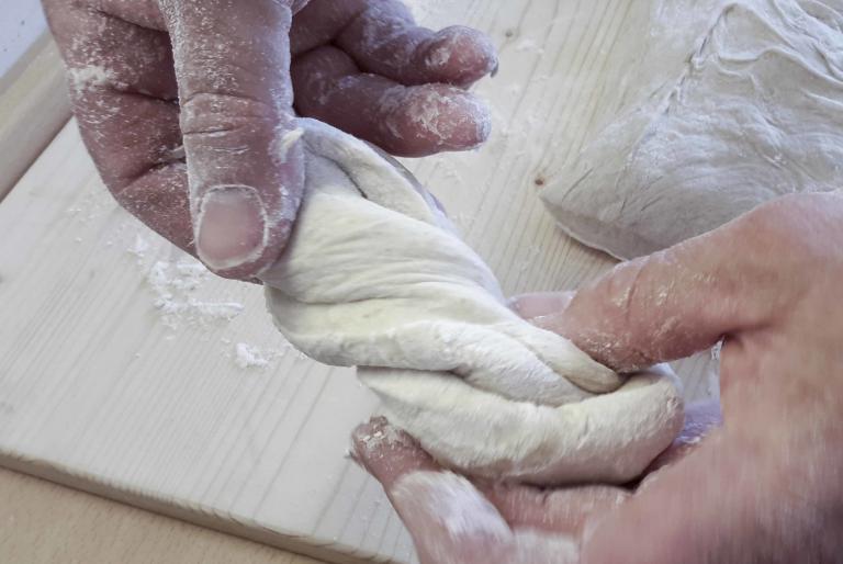 Dinkelbrötchen backen im Holzbackofen