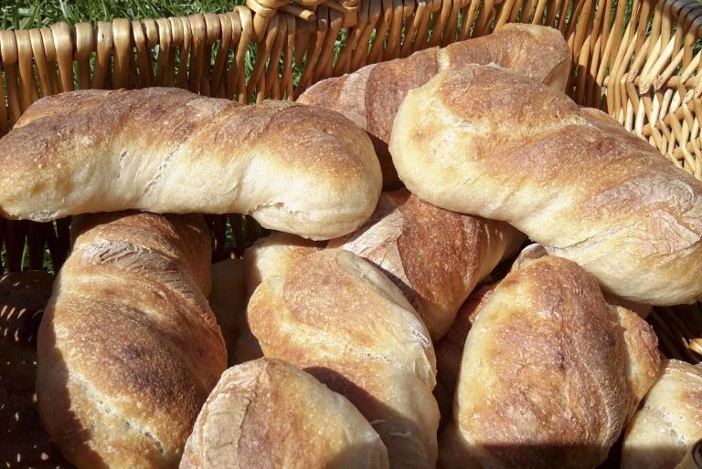 Dinkelbrötchen backen im Holzbackofen