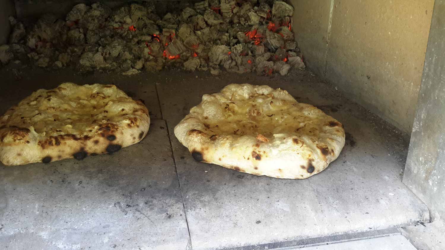backen im holzbackofen brot kartoffelkuchen sparrips hähnchenkeulen rostbrätl dinetten nudelsalat bratkartoffeln