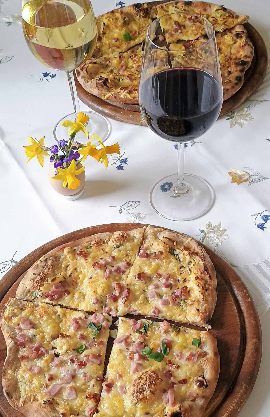 wiesner bäckt im holzbackofen am 25. märz 2024