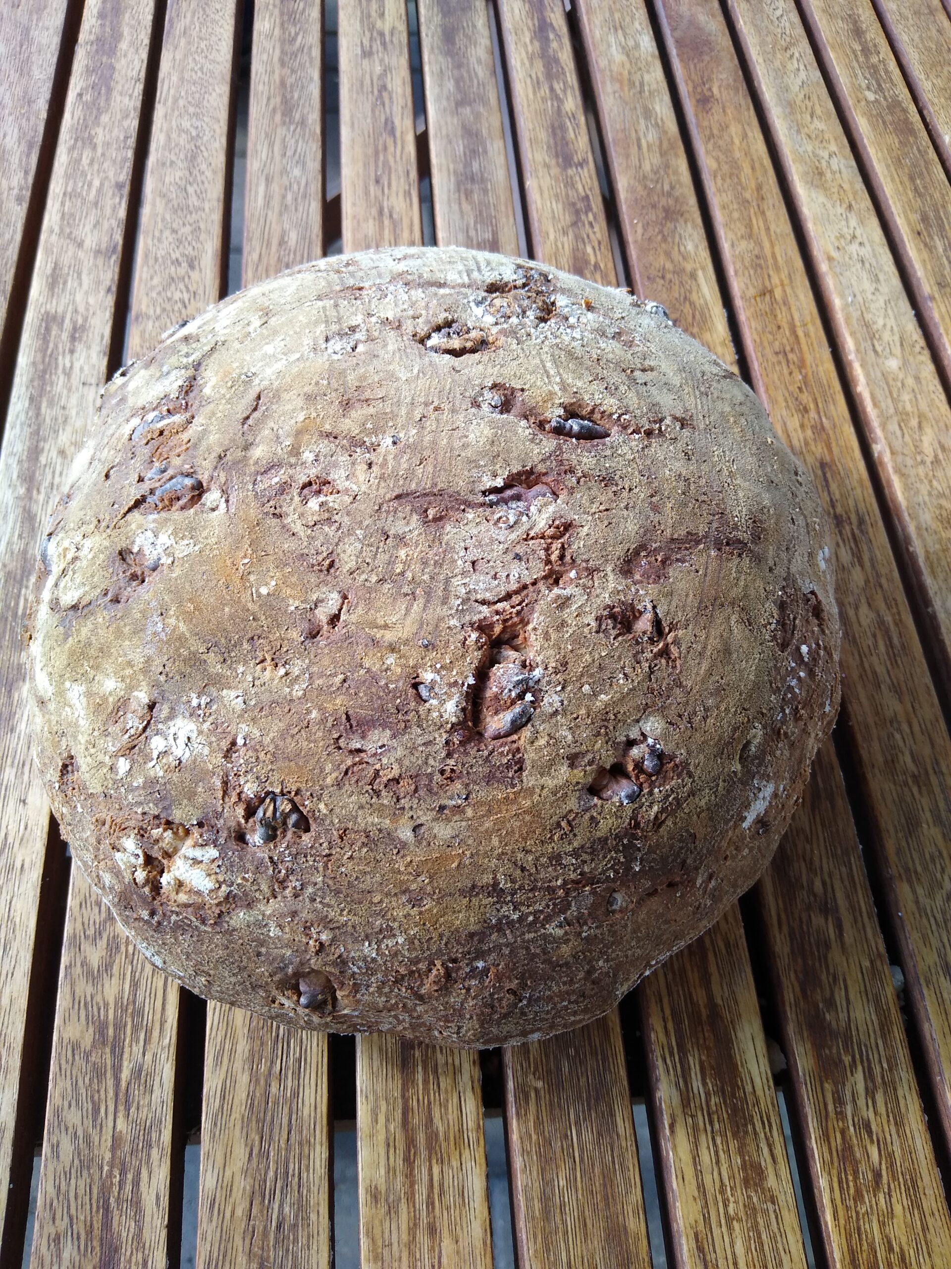 walnussbrot-aus-dinkel-roggen-teig-rustikale-kruste